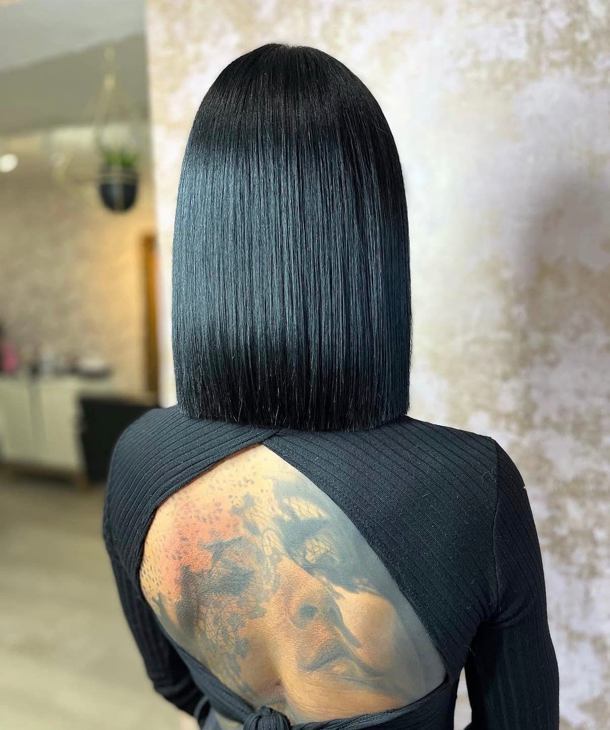 A glass-sharp one-length bob, seen from behind in the salon